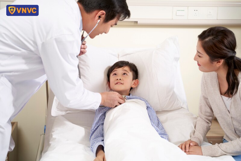 theo dõi kỹ lưỡng sức khỏe của trẻ
