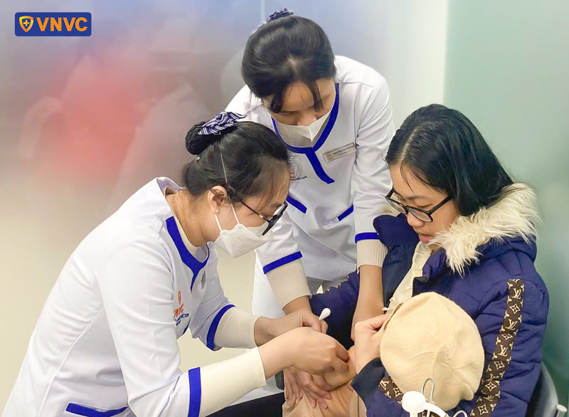 tiêm vắc xin cho bé tại vnvc sơn trà