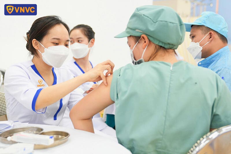 tiêm vắc xin cho doanh nghiệp