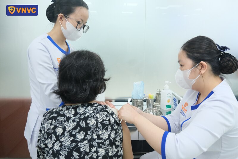 tiêm vắc xin cúm hằng năm