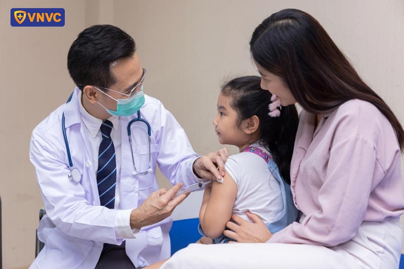 tiêm vắc xin cúm và não mô cầu cùng lúc