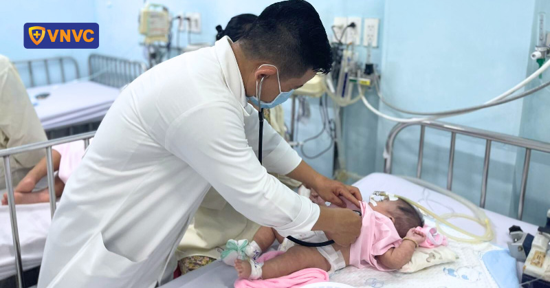trẻ mắc bệnh sởi