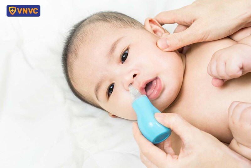 vệ sinh mũi cho trẻ bằng nước muối sinh lý
