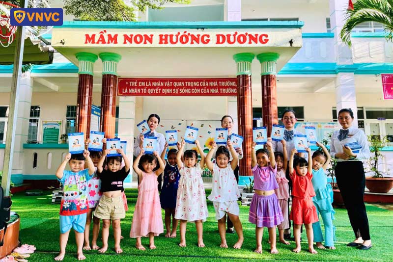 vnvc tặng phiếu ưu đãi cho học sinh và thầy cô