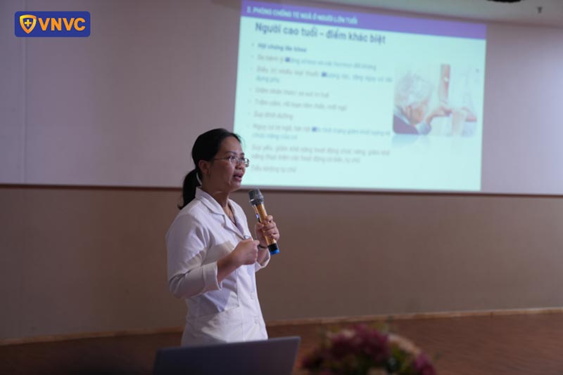 bác sĩ lên thanh huyền trình bày