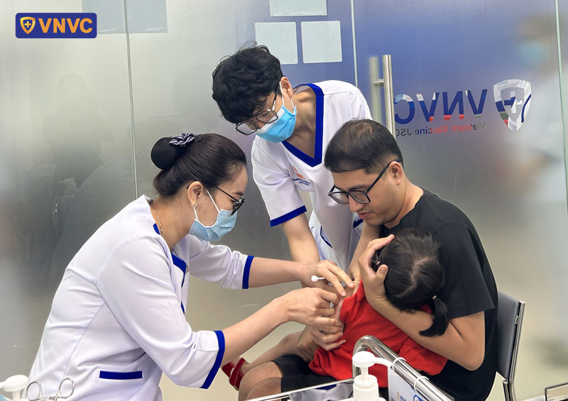 bé tiêm vắc xin tại vnvc phú tân