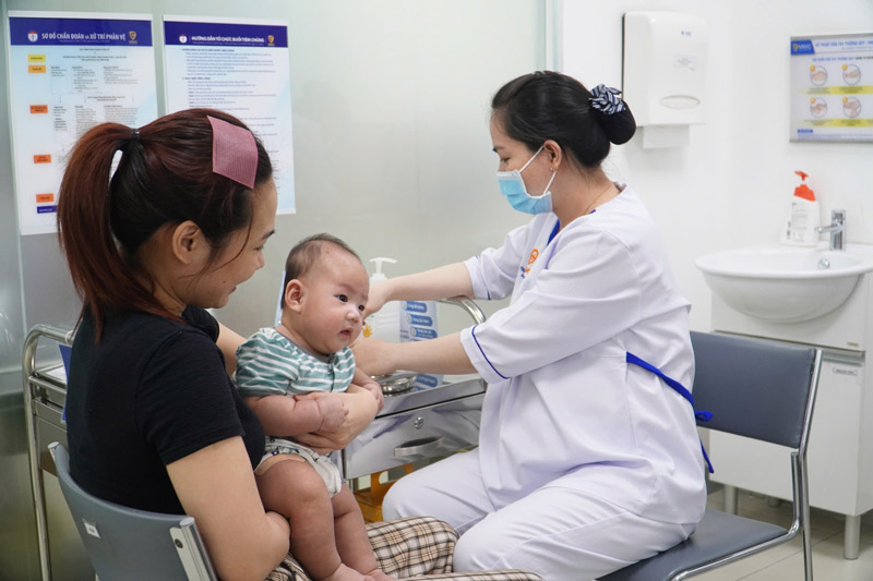 chích ngừa vắc xin cho trẻ em