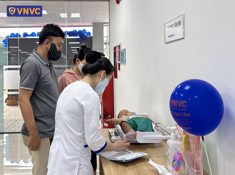 kiểm tra cân nặng trước tiêm chủng