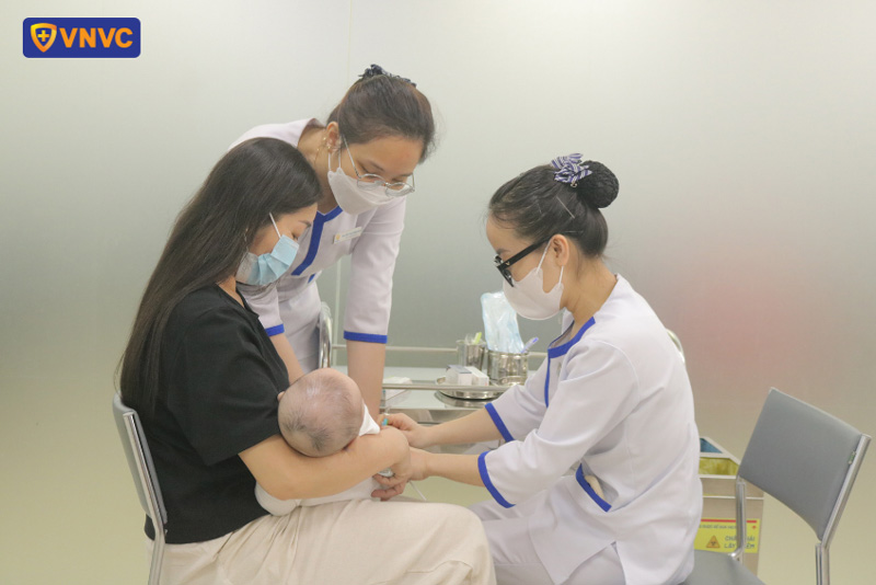 mũi tiêm phế cầu cho trẻ sơ sinh