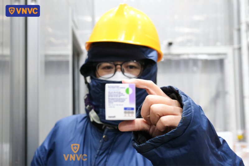 người cầm hộp vắc xin menquadfi