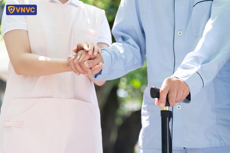 người già phải dùng gậy