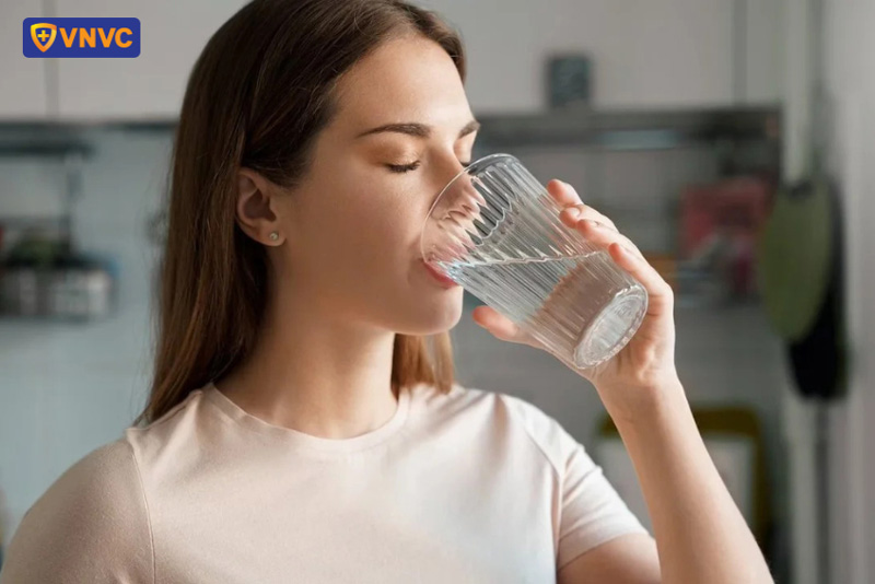 sốt xuất huyết có được uống nước lạnh không