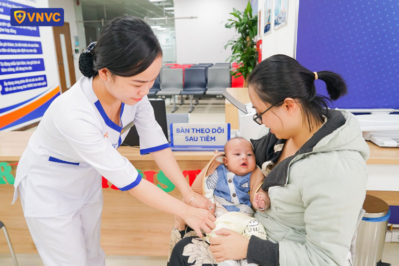 theo dõi trẻ sau tiêm phế cầu