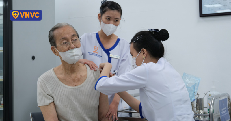 tiêm vắc xin cho người lớn trước tết