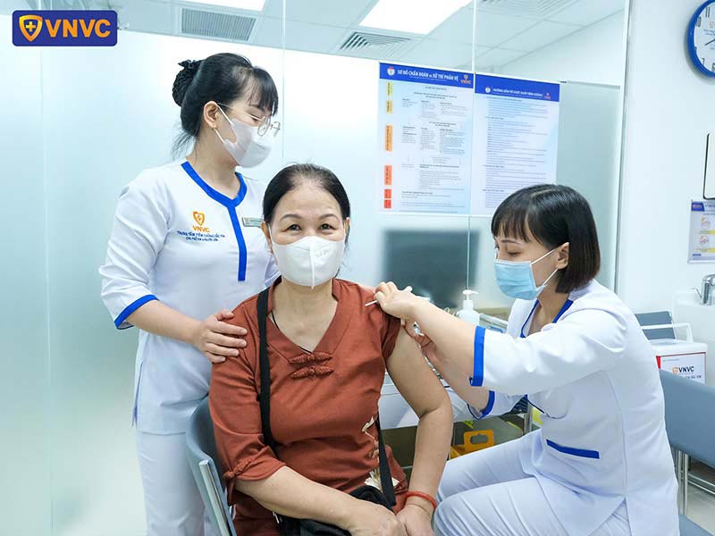 tiêm vắc xin cho người lớn