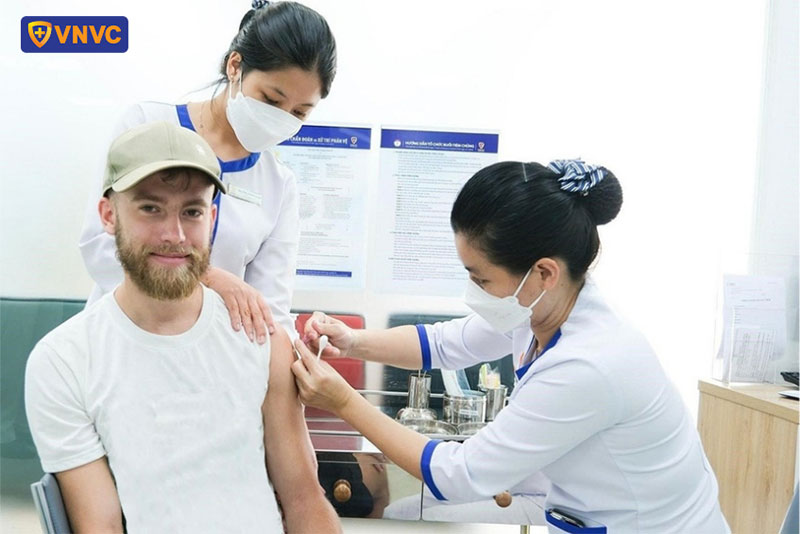 tiêm vắc xin cho người nước ngoài