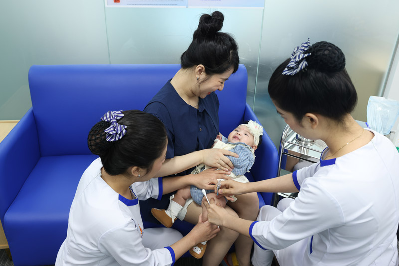 tiêm vắc xin cho trẻ 0-8 tuổi