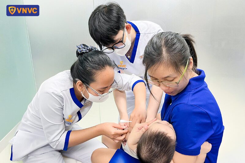 tiêm vắc xin cúm mùa