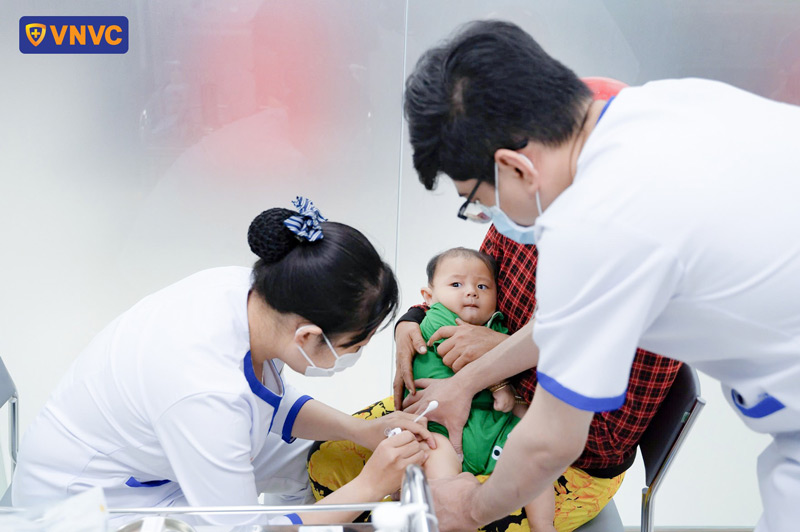 tiêm vắc xin phòng bệnh hô hấp cho trẻ