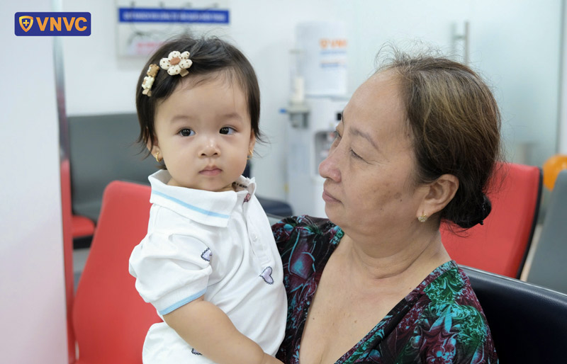 trẻ tiêm chủng tại vnvc tân thuận