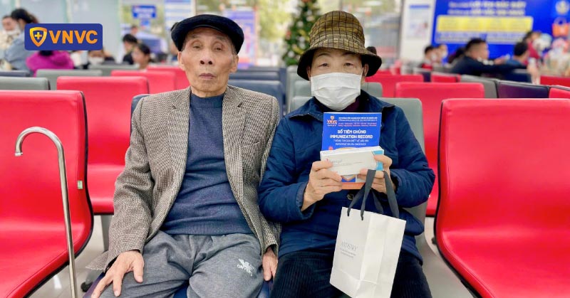 vợ chồng 90 tuổi tiêm sốt xuất huyết