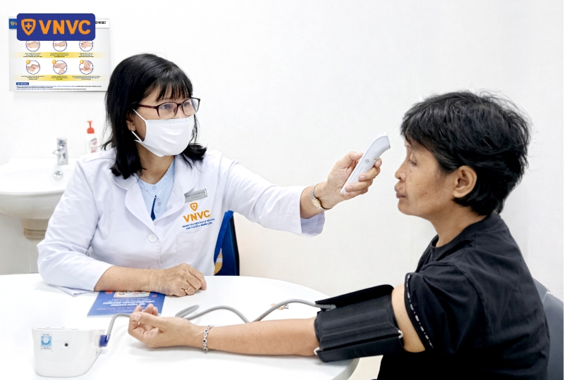 cụ bà tiêm phòng dại sau tết