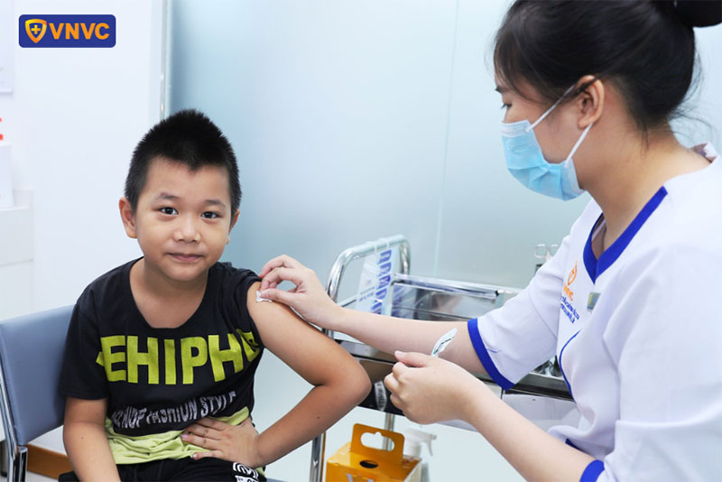 điều dưỡng tiến hành tiêm cho trẻ