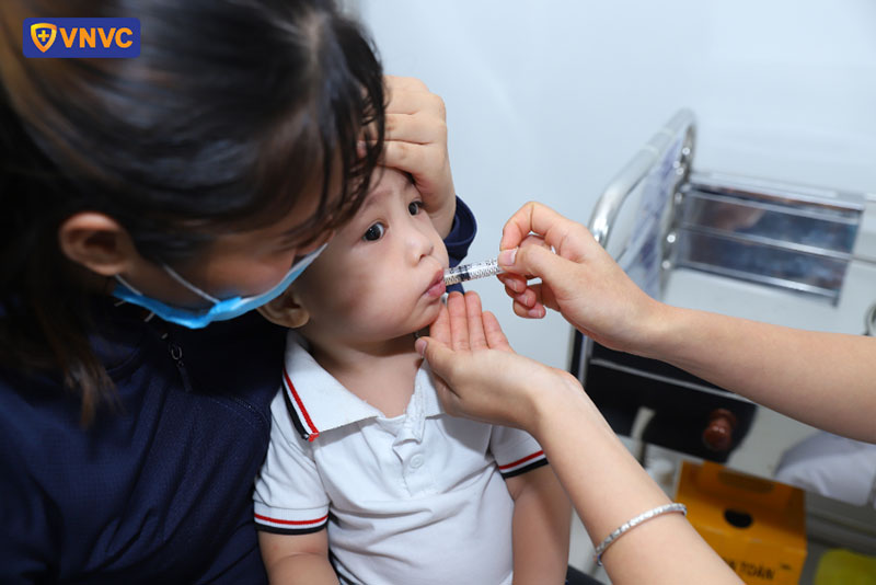 em bé được tiêm tại vnvc
