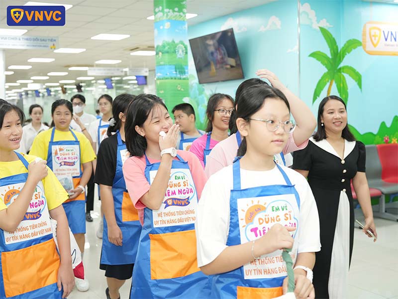 i draw vaccination heroes in vietnam