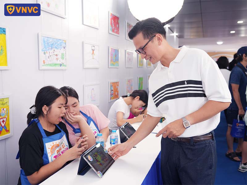 i draw vaccination heroes in vietnam