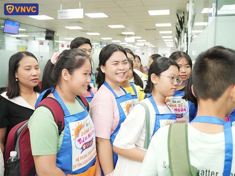 i draw vaccination heroes in vietnam