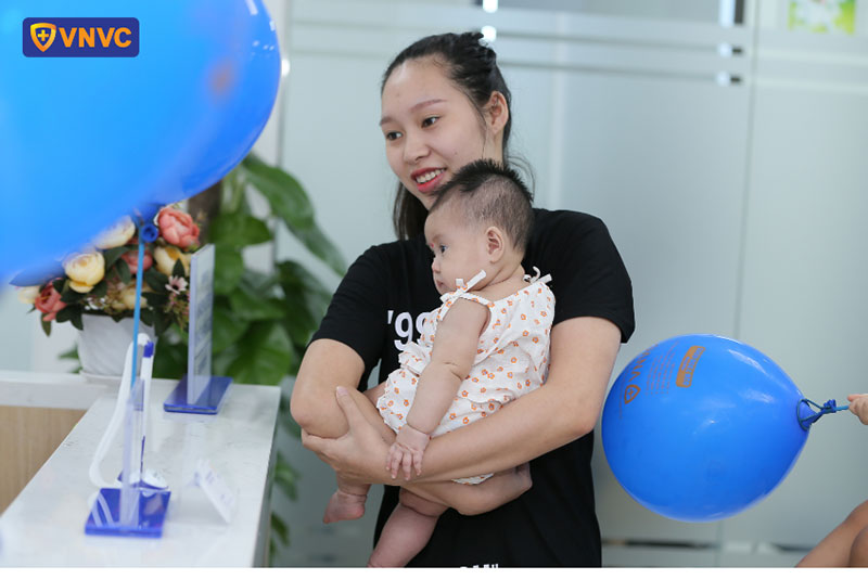 khách hàng làm thủ tục đăng ký