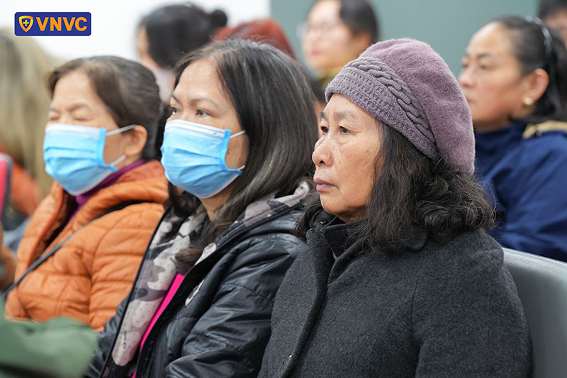 khán giả nghe bác sĩ nói