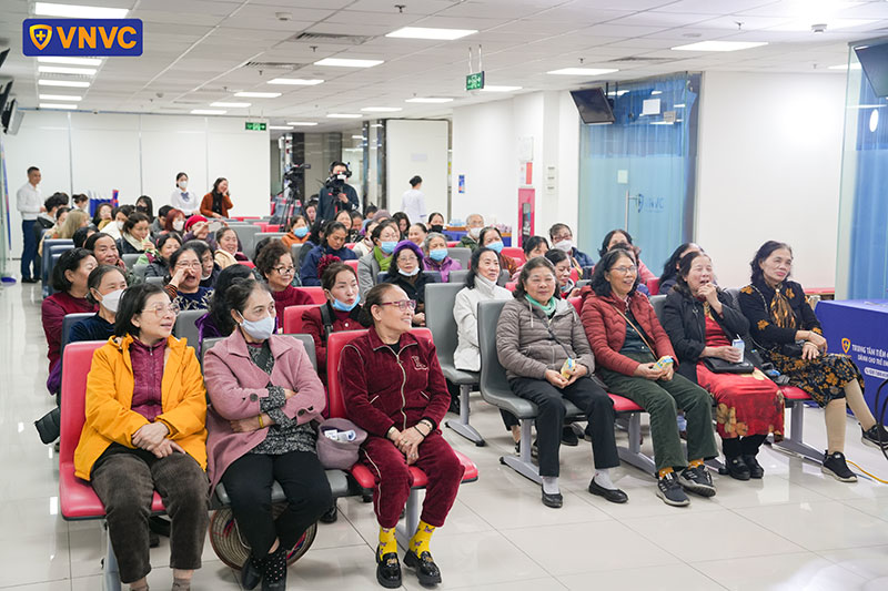 khán giả nghe bác sĩ tư vấn