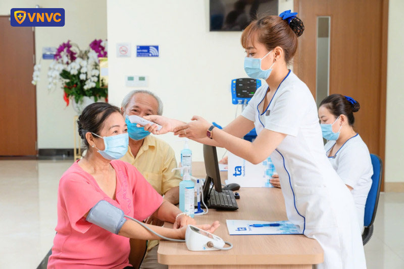 kiểm tra nhiệt độ sau tiêm vắc xin cúm