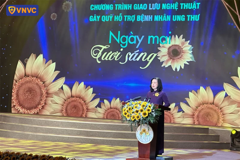 minister of health dao hong lan speaking at the event