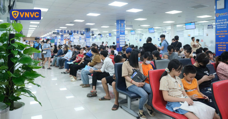 người dân chủ động tiêm phòng cúm tại vnvc