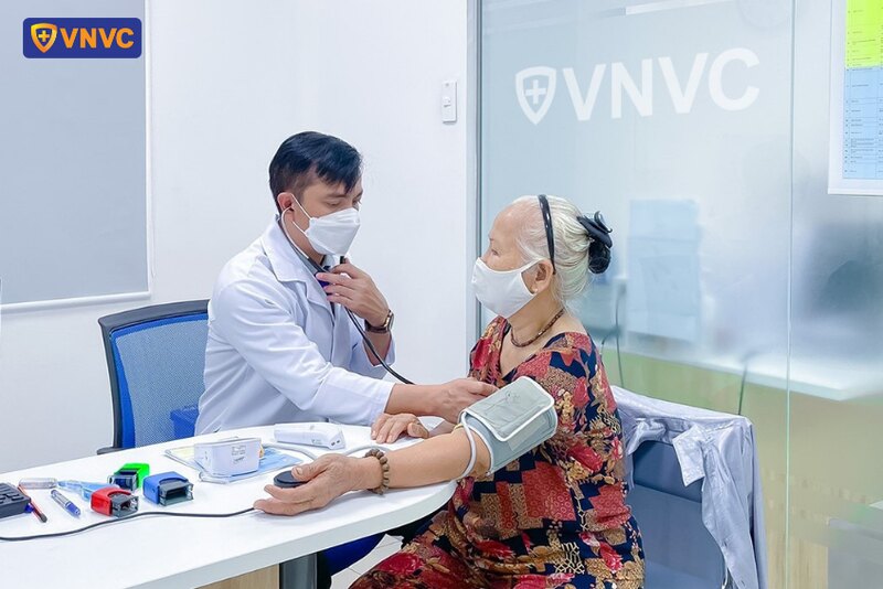 người lớn tiêm phòng cúm