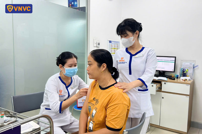 nhiều người đi tiêm phòng dại sau tết