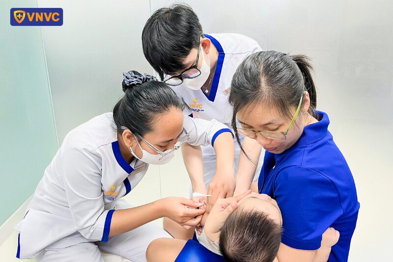 tiêm các loại vắc xin hô hấp