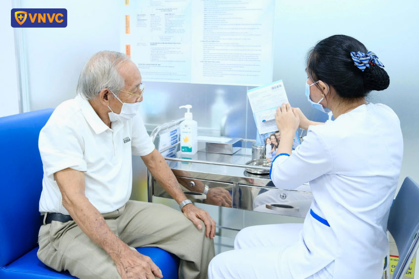 tiêm ngừa vắc xin cho người lớn tuổi