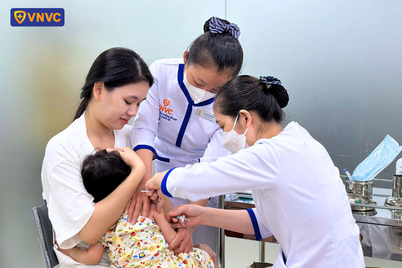 tiêm vắc xin cho trẻ