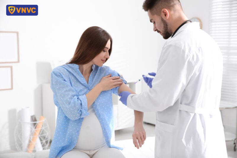 tiêm vắc xin cúm cho mẹ bầu