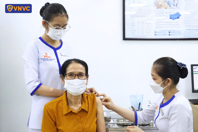 tiêm vắc xin cúm cho người lớn tuổi