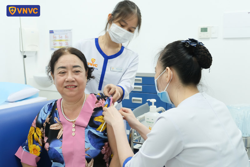 tiêm vắc xin cúm cho người lớn tuổi