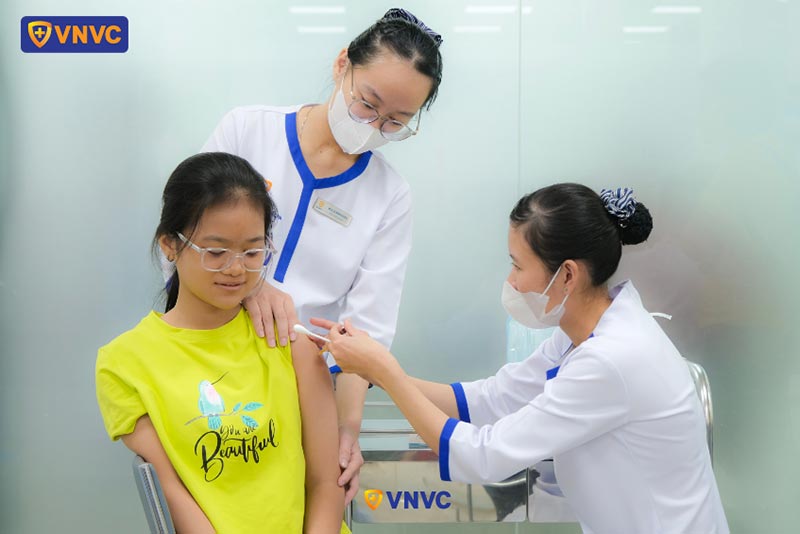 tiêm vắc xin cúm mùa cho học sinh