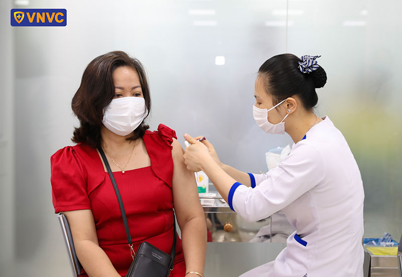 tiêm vắc xin ngừa bệnh cúm mùa