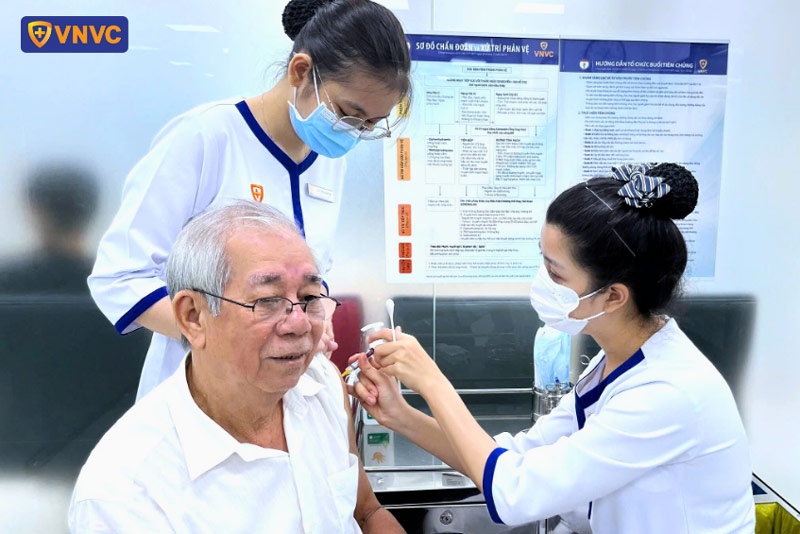 tiêm vắc xin phòng cúm cho người cao tuổi