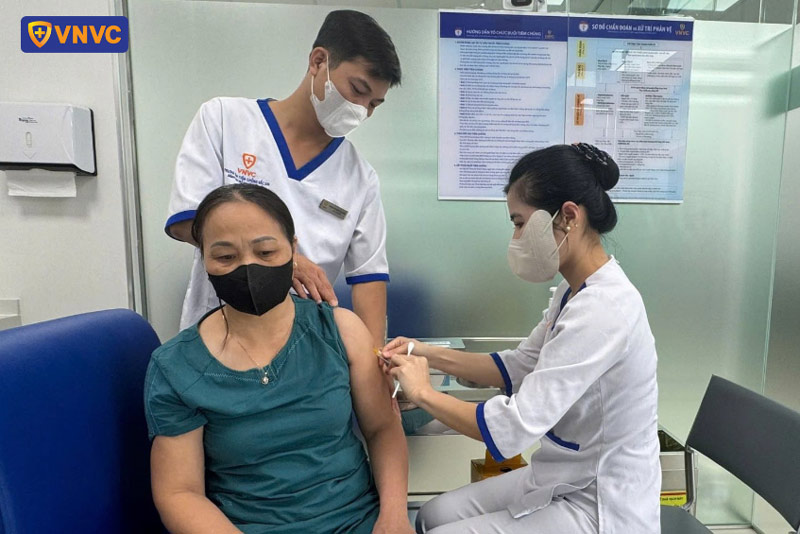 tiêm vắc xin sốt xuất huyết cho người lớn
