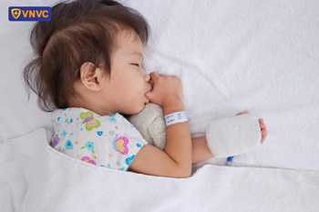 trẻ bị sốt phát ban